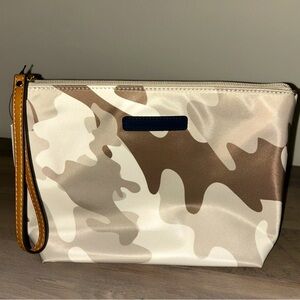 Tommy Hilfiger “Desert Camo” Wrislet/Toiletry Bag